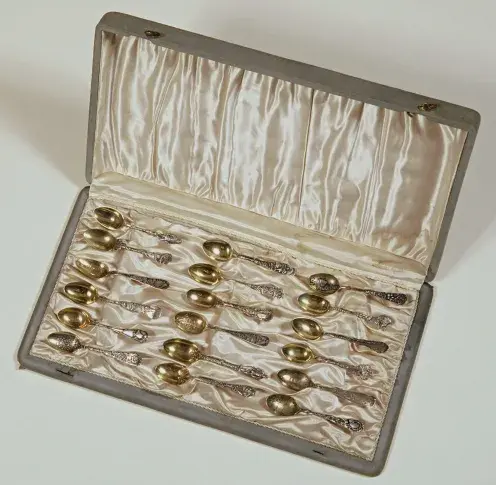Dix-huit petites cuillères offertes à Sarah Bernhardt lors de sa tournée aux Etats-Unis en 1880