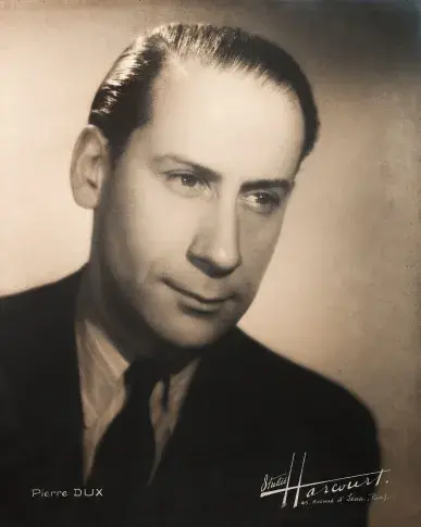 Pierre Dux, sociétaire de la Comédie-Française de 1935 à 1945, administrateur général de 1944 à 1945 et de 1970 à 1979. Photographie du Studio Harcourt