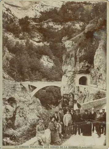 Excursion de la troupe de la Comédie-Française aux gorges de la Bourne, pont de Goule-Noire, lors d’une tournée en France, juillet et août 1893 (photo. Peyrouze)