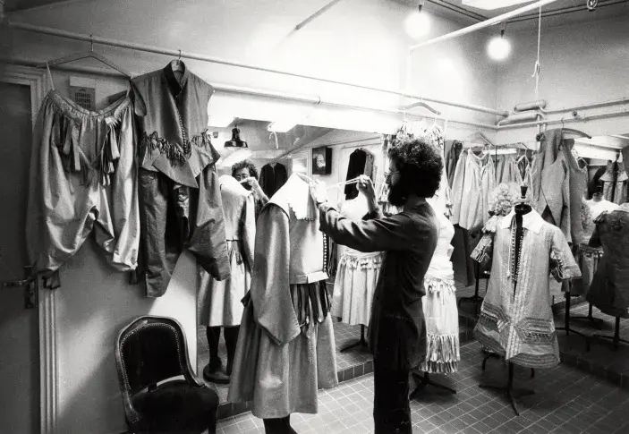L’atelier des tailleurs, [1974]. Renato Bianchi, responsable du service habillement de la Comédie-Française de 1989 à 2013 et créateur de costumes