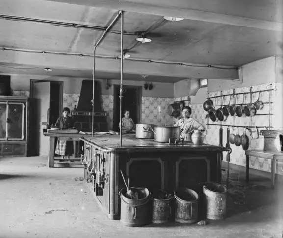 Pont-aux-Dames, cuisines, mai-juin 1928