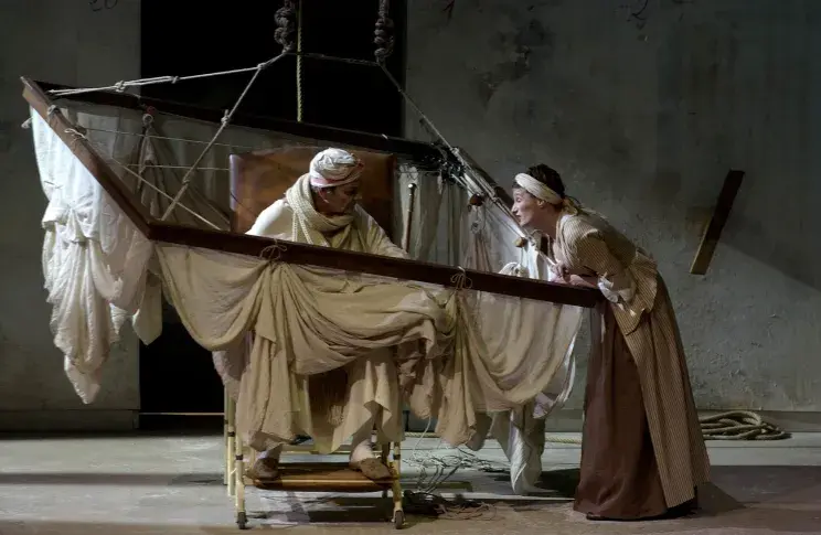 « Le Malade imaginaire », reprise de 2003, mise en scène de Claude Stratz, avec Alain Pralon (Argan), Muriel Mayette-Holtz (Toinette)