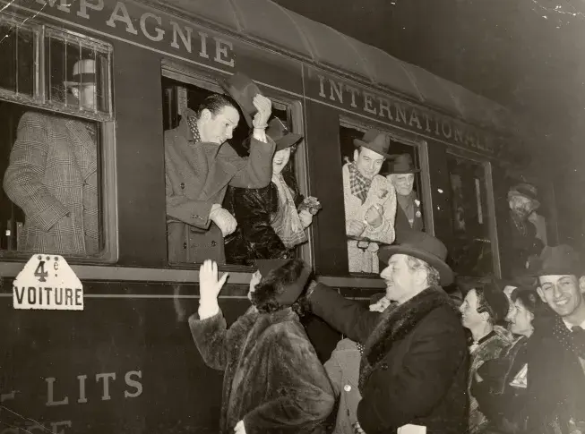 Tournée de la Comédie-Française, départ pour l'Egypte en 1938 (photo. The New York Times). Edouard Bourdet salue depuis le quai Jean Weber, Béatrice Bretty, Maurice Escande, Denis d’Inès.