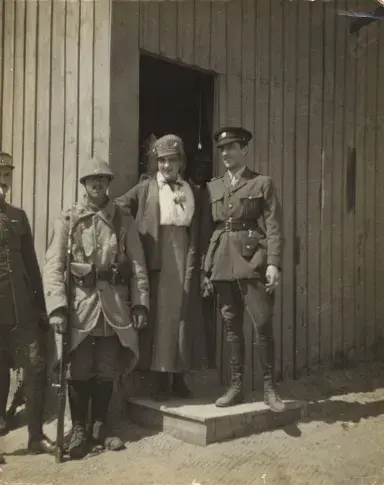 Dussane avec des soldats