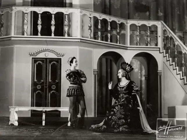 « La Nuit des rois » de Shakespeare, mise en scène de Jacques Copeau, 1940. Photographie du Studio Harcourt