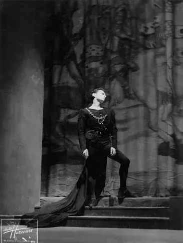 Jean-Louis Barrault, rôle d’Hamlet dans « La Tragique histoire d’Hamlet », 1942. Photographie du Studio Harcourt