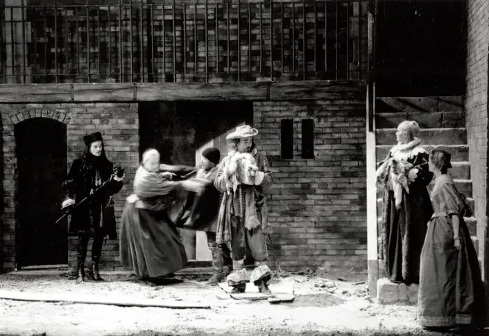 « George Dandin », 2000, mise en scène de Catherine Hiegel, avec Alexandre Pavloff (Clitandre), Claudie Guillot (Claudine), Bruno Putzulu (George Dandin), Alain Lenglet (Monsieur de Sottenville), Martine Chevallier (Madame de Sottenville), Anne Kessler (A