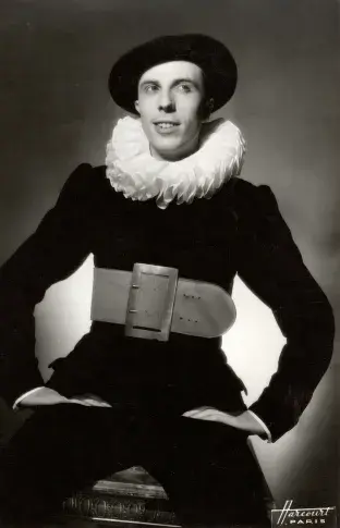 Jean Meyer, rôle de Carlin dans « Le Distrait », 1942. Photographie du Studio Harcourt