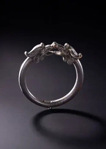 Bracelet de répertoire à motif de tête de chien, vers 1880