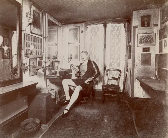 Henri Villain dans sa loge