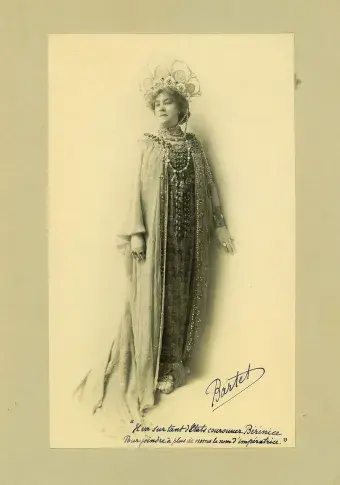 Julia Bartet dans la deuxième version du costume de Bérénice, photographie de François Chéri-Rousseau, après 1899