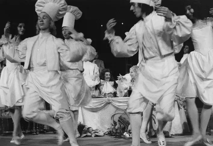 « Le Bourgeois gentilhomme », comédie-ballet en 5 actes en prose de Molière, mise en scène de Jean-Louis Barrault, partition de Lully avec arrangement musical de Michel Colombier, chorégraphie de Claude Bessy, Chapiteau des Tuileries, 1972