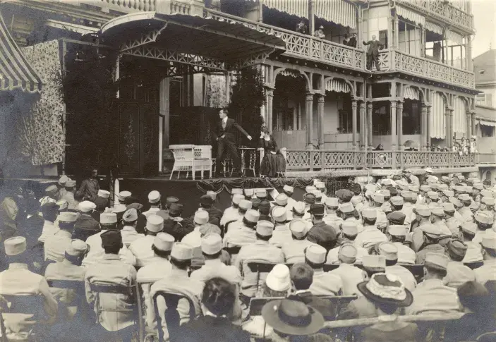 Théâtre aux armées : acteurs en scène devant le grand Hôtel de Leysin en Suisse, août 1916