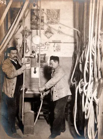 Manoeuvre d'un rideau. Salle Richelieu, [1900]