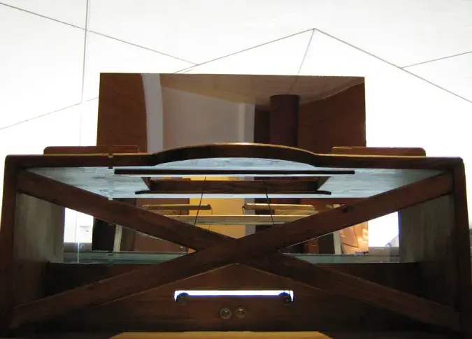 Trappe de proscenium : maquette en bois réalisée par les machinistes de la Comédie-Française pour la préparation de « La Grande magie » d’Eduardo de Filippo, mise en scène de Dan Jemmet. Salle Richelieu, 2009