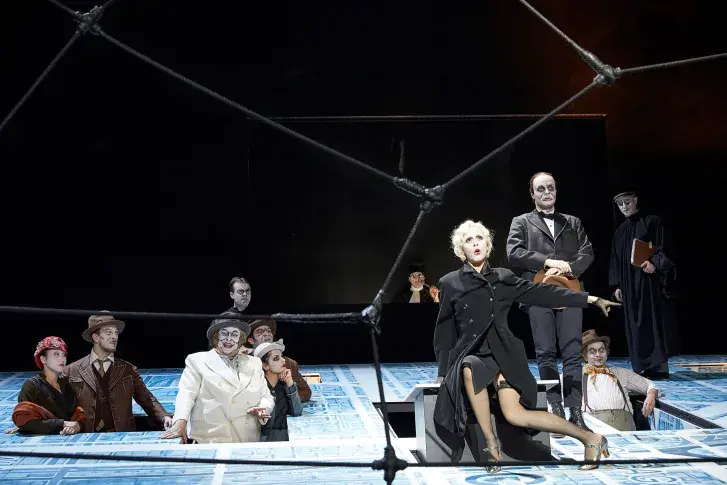 « La Résistible ascension d'Arturo Ui » de Bertolt Brecht, mise en scène de Katharina Thalbach, scénographie d'Ezio Toffolutti. Salle Richelieu, 2017